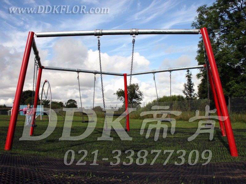 兒童健身游戲秋千區_草坪地面_黑色鋪裝樣板圖片，帝肯(DDK)_400_222效果圖，草坪保護墊