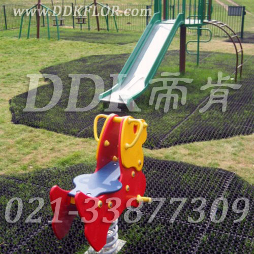 兒童滑梯游戲區草坪地面安全防護_黑色鋪裝樣板圖片，帝肯(DDK)_400_222效果圖，草坪保護墊,室外地膠,幼兒園室外地墊,幼兒園室外地膠,室外地毯,戶外網狀橡膠墊,戶外地膠,戶外地毯,戶外防滑墊,幼兒園地面防滑墊,幼兒園戶外地墊,幼兒園戶外地板,室外地墊