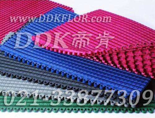 多色（紅藍黑灰綠）樣板圖片,帝肯(DDK)_9900_339（游泳池地面防滑材料）效果圖，工業用格柵地墊,浴室pvc格柵地板,柵格地墊,排水地墊,pvc防水地墊,塑膠透水地板,衛生間地板隔水墊,衛生間地墊,衛浴防滑墊,衛生間防水地墊,衛生間防滑地墊,衛生間防滑墊,衛生間地膠,漏水地墊,漏水地膠,排水防滑墊,排水地板,疏水墊,疏水板,疏水磚,疏水防滑地墊,疏水防滑墊,耐油耐水地墊,漏水防滑墊,疏水地墊,疏水地毯,疏水地席,浴室防滑疏水磚,透水地墊,透水地板膠墊,透水防滑塑膠地墊,防水地墊,防水地毯,防水地膠墊,防水墊,防水防滑墊,防滑隔水墊,隔水地墊,隔水地板,隔水材料,泄水型地板磚,PVC拼接地墊,塑料拼接地板,拼接式防滑墊,拼接式地墊,拼裝地墊,拼裝地膠,防滑拼墊,泳池地膠,泳池防滑地墊,泳池防滑地毯,洗手間地墊,洗手間防滑地毯,洗手間防滑墊,洗浴防滑墊,洗澡間防滑墊,游泳池地墊,游泳池防滑地膠,游泳池防滑墊,游泳館防滑墊,浴池防滑地墊,浴池防滑墊,浴室防滑地墊,浴室防滑地磚,浴室防滑地膠,浴室防滑墊,浴室地墊,浴室地板,浴室地板磚,浴室地毯,浴室地磚,浴室墊,淋浴房防滑墊