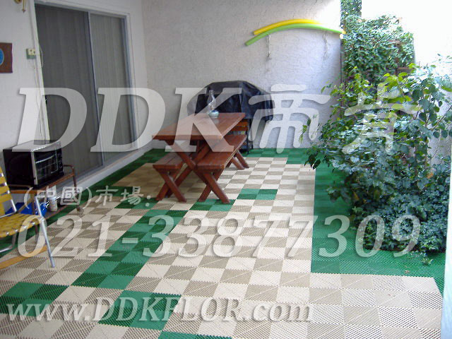 綠+灰_別墅花園地面材料鋪設樣板圖片,帝肯(DDK)_8100_T550（室外花園地面材料）效果圖，戶外地磚,戶外地板,戶外花園地磚,pvc戶外地板,塑料戶外地板,幼兒園戶外地墊,幼兒園戶外地板,戶外地墊,戶外地毯,戶外地膠,戶外塑料地板,戶外塑膠地毯,戶外花園地板,戶外草坪地墊,戶外防滑墊,花園戶外地板,陽臺戶外地板,入戶花園地板,入戶花園地面,室外花園地磚,花園地板磚,露臺花園裝修,室外地板膠,室外地磚,室外地膠,室外塑料地板,室外塑膠地板,室外鏤空拼裝地板,室外防水地板,室外防滑地墊,室外生態地板,室外環保地板,室外防腐地板,室外陽臺地板,室外陽臺磚,室外露臺地磚,室外露臺裝修,幼兒園室外地膠