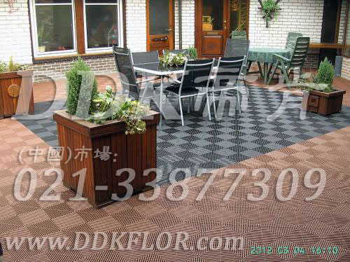 淡咖啡色+灰色_室外花園地面鋪地材料樣板圖片,帝肯(DDK)_8100_T550（室外花園地面材料）效果圖，戶外地磚,戶外地板,戶外花園地磚,pvc戶外地板,塑料戶外地板,幼兒園戶外地墊,幼兒園戶外地板,戶外地墊,戶外地毯,戶外地膠,戶外塑料地板,戶外塑膠地毯,戶外花園地板,戶外草坪地墊,戶外防滑墊,花園戶外地板,陽臺戶外地板,入戶花園地板,入戶花園地面,室外花園地磚,花園地板磚,露臺花園裝修,室外地板膠,室外地磚,室外地膠,室外塑料地板,室外塑膠地板,室外鏤空拼裝地板,室外防水地板,室外防滑地墊,室外生態地板,室外環保地板,室外防腐地板,室外陽臺地板,室外陽臺磚,室外露臺地磚,室外露臺裝修,幼兒園室外地膠