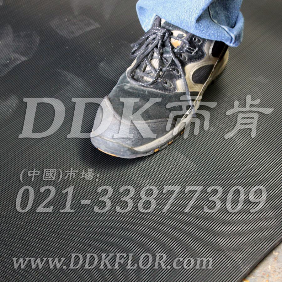 卷材黑色（2）_工廠車間用防滑耐磨地毯樣板圖片,帝肯(DDK)_S450_9979（工業車間地面防滑材料）效果圖,廠房地毯,廠房地膠,過道地毯,過道地墊,過道防滑墊,工廠車間地板革,維修車間地板,車間地墊,車間地毯,車間地膠墊,車間地面膠皮,車間塑料防滑墊,車間用地板膠,車間防滑地墊,車間防滑墊,車間防砸地板,工廠車間地膠,工業地毯,工業地膠,工業塑料地毯,工業地墊,工業地板膠,工業地板革,工業耐油地墊,工業走道地墊,工業防滑地毯,工業防滑墊,工廠地墊,工廠地毯,工廠地膠,工廠走道地墊,工業抗疲勞防滑墊,走道地墊,走道地毯,走道墊,塑料防滑地毯,橡膠地毯,耐壓耐磨地毯,走廊地毯,防滑地毯,防污地毯,防滑毯,防水地毯,防噪聲地毯,通道地毯,經濟型抗疲勞地墊,抗疲勞腳墊,抗疲勞地毯,防疲勞地膠,防疲勞地毯,耐磨地膠,工廠用橡膠地墊,工廠防滑地墊,工廠防滑墊,pvc防滑地毯,pvc防滑地膠,PVC地毯,pvc地膠,pvc塑料地毯,pvc塑膠地毯,流水線地墊