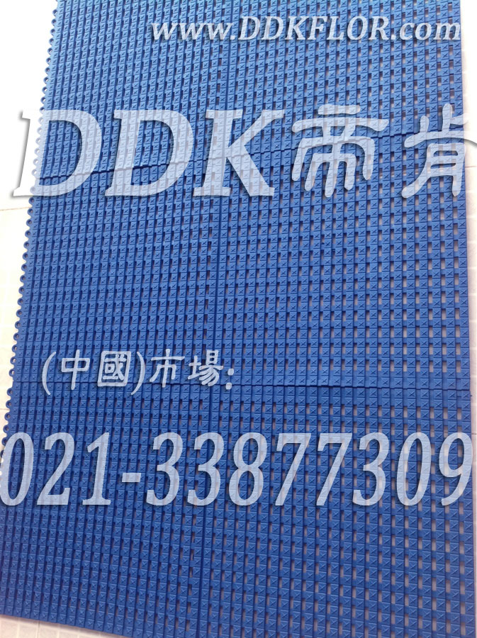 藍色鏈口鋪裝網格地膠樣板圖片,帝肯(DDK)_9900（Tiger|泰格）效果圖，浴室pvc格柵地板,柵格地墊,排水地墊,pvc防水地墊,塑膠透水地板,衛生間地板隔水墊,衛生間地墊,衛浴防滑墊,衛生間防水地墊,衛生間防滑地墊,衛生間防滑墊,衛生間地膠,漏水地墊,漏水地膠,排水防滑墊,排水地板,疏水墊,疏水板,疏水磚,疏水防滑地墊,疏水防滑墊,耐油耐水地墊,漏水防滑墊,疏水地墊,疏水地毯,疏水地席,浴室防滑疏水磚,透水地墊,透水地板膠墊,透水防滑塑膠地墊,防水地墊,防水地毯,防水地膠墊,防水墊,防水防滑墊,防滑隔水墊,隔水地墊,隔水地板,隔水材料,泄水型地板磚,PVC拼接地墊,塑料拼接地板,拼接式防滑墊,拼接式地墊,拼裝地墊,拼裝地膠,防滑拼墊,泳池地膠,泳池防滑地墊,泳池防滑地毯,洗手間地墊,洗手間防滑地毯,洗手間防滑墊,洗浴防滑墊,洗澡間防滑墊,游泳池地墊,游泳池防滑地膠,游泳池防滑墊,游泳館防滑墊,浴池防滑地墊,浴池防滑墊,浴室防滑地墊,浴室防滑地磚,浴室防滑地膠,浴室防滑墊,浴室地墊,浴室地板,浴室地板磚,浴室地毯,浴室地磚,浴室墊,淋浴房防滑墊