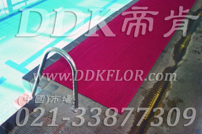 玫紅色_直條紋_泳池岸邊濾水防滑地毯（1）樣板圖片,帝肯(DDK)_1900_339（游泳池地面防滑材料）效果圖，泳池地膠,泳池防滑地墊,泳池防滑地毯,游泳池防滑墊,游泳池防滑地膠,游泳池地墊,浴室pvc格柵地板,浴室地墊,浴室地板,浴室地板磚,浴室地毯,浴室地磚,浴室墊,浴室防滑地墊,浴室防滑地磚,浴室防滑地膠,浴室防滑墊,浴室防滑疏水磚,浴池防滑地墊,浴池防滑墊,衛生間地墊,衛生間防滑地毯,衛浴防滑墊,衛生間地板隔水墊,衛生間地膠,衛生間塑料地板,衛生間防水地墊,衛生間防水墊,衛生間防滑地墊,衛生間防滑墊,廁所防滑墊,洗浴防滑墊,淋浴房防滑墊