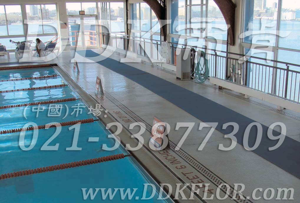 灰色_直條紋_游泳館池邊濾水防滑地毯（16）樣板圖片,帝肯(DDK)_1900_339（游泳池地面防滑材料）效果圖，泳池地膠,泳池防滑地墊,泳池防滑地毯,游泳池防滑墊,游泳池防滑地膠,游泳池地墊,浴室pvc格柵地板,浴室地墊,浴室地板,浴室地板磚,浴室地毯,浴室地磚,浴室墊,浴室防滑地墊,浴室防滑地磚,浴室防滑地膠,浴室防滑墊,浴室防滑疏水磚,浴池防滑地墊,浴池防滑墊,衛生間地墊,衛生間防滑地毯,衛浴防滑墊,衛生間地板隔水墊,衛生間地膠,衛生間塑料地板,衛生間防水地墊,衛生間防水墊,衛生間防滑地墊,衛生間防滑墊,廁所防滑墊,洗浴防滑墊,淋浴房防滑墊