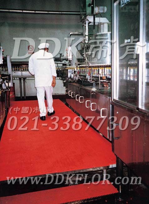 紅色_工業地面耐油防滑毯（1）樣板圖片,帝肯(DDK)_1900_9979（工業地面鋪地材料）效果圖，工業地墊,工業地板膠,工業地板革,工業地毯,工業地膠,工業塑料地毯,工業塑膠地板,工業抗疲勞地墊,工業抗疲勞防滑墊,工業橡膠地板,工業用格柵地墊,工業耐油地墊,工業走道地墊,工業防滑地墊,工業防滑地毯,工業防滑墊,工廠地墊,工廠地板膠,工廠地毯,工廠地膠,工廠塑膠地板,工廠用橡膠地墊,工廠走道地墊,工廠用塑料地板,工廠車間地板革,工廠車間地膠,工廠防滑地墊,工廠防滑墊,帶孔防滑墊,多孔防滑地墊,多孔橡膠墊,耐油工業橡膠墊,車間地墊,車間防滑地墊,車間防滑墊,車間地面膠皮,車間地膠墊,車間地毯,車間塑料防滑墊,車間塑膠地板,抗疲勞地毯,抗疲勞墊,抗疲勞腳墊,疏水型抗疲勞地墊,經濟型抗疲勞地墊,防疲勞墊,防疲勞地膠,防疲勞地毯,防疲勞地墊,防疲勞腳墊,廠房防滑地膠,廠房地板材料,廠房地膠,廠房地毯,z字型疏水墊,疏水防滑墊,漏水橡膠墊,漏水地膠,漏水防滑墊,耐油耐水地墊,茶水間防滑地墊,防水地毯,透水地墊,透水地板膠墊,隔水材料,疏水地毯,疏水地席