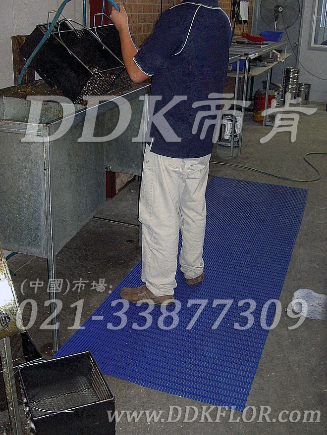 藍色_廚房操作間地面網格型防滑毯（1）樣板圖片,帝肯(DDK)_1900_798（食堂餐廳廚房防滑材料）效果圖，廚房地墊,廚房地毯,廚房地膠,廚房防滑地墊,廚房防滑地毯,廚房防滑地磚,廚房防滑墊,后廚用輸水墊,后a廚防滑墊,餐廳廚房專用地毯,餐廳防滑地墊,食堂專用防滑地毯,食堂用防滑地墊,食堂防滑墊