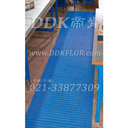 藍色_工廠流水線地面防滑防護網格毯（15）樣板圖片,帝肯(DDK)_1900_9979（工業地面鋪地材料）效果圖，工業地墊,工業地板膠,工業地板革,工業地毯,工業地膠,工業塑料地毯,工業塑膠地板,工業抗疲勞地墊,工業抗疲勞防滑墊,工業橡膠地板,工業用格柵地墊,工業耐油地墊,工業走道地墊,工業防滑地墊,工業防滑地毯,工業防滑墊,工廠地墊,工廠地板膠,工廠地毯,工廠地膠,工廠塑膠地板,工廠用橡膠地墊,工廠走道地墊,工廠用塑料地板,工廠車間地板革,工廠車間地膠,工廠防滑地墊,工廠防滑墊,帶孔防滑墊,多孔防滑地墊,多孔橡膠墊,耐油工業橡膠墊,車間地墊,車間防滑地墊,車間防滑墊,車間地面膠皮,車間地膠墊,車間地毯,車間塑料防滑墊,車間塑膠地板,抗疲勞地毯,抗疲勞墊,抗疲勞腳墊,疏水型抗疲勞地墊,經濟型抗疲勞地墊,防疲勞墊,防疲勞地膠,防疲勞地毯,防疲勞地墊,防疲勞腳墊,廠房防滑地膠,廠房地板材料,廠房地膠,廠房地毯,z字型疏水墊,疏水防滑墊,漏水橡膠墊,漏水地膠,漏水防滑墊,耐油耐水地墊,茶水間防滑地墊,防水地毯,透水地墊,透水地板膠墊,隔水材料,疏水地毯,疏水地席