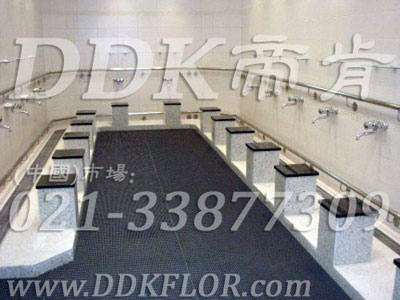 黑灰色_桑拿浴池地面通道防滑防護直紋網格毯（18）樣板圖片,帝肯(DDK)_1900_337（浴室及更衣間地面防滑材料）效果圖，浴室地墊,浴室地板,浴室地板磚,浴室地毯,浴室地磚,浴室墊,浴室防滑地墊,浴室防滑地磚,浴室防滑地膠,浴室防滑墊,浴室防滑疏水磚,浴池防滑地墊,浴池防滑墊,淋浴房防滑墊,衛浴防滑墊,浴室pvc格柵地板