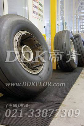 黑色_工廠車間地面防壓耐磨材料鋪設（1）樣板圖片,帝肯(DDK)_9900_9979（工廠倉庫車間地面材料）效果圖，工業用格柵地墊,柵格地墊,耐油地墊,耐油膠墊,耐油防滑地墊,耐油防滑墊,耐油耐水地墊,重型防滑耐油墊,工業耐油地墊,耐壓地板,耐壓耐磨地毯,耐重壓地墊,耐重壓地板,抗壓地墊,抗壓地板,pvc承重地板,車間防滑地墊,車間防滑墊,車間防砸地板,工廠防滑地墊,工廠防滑墊