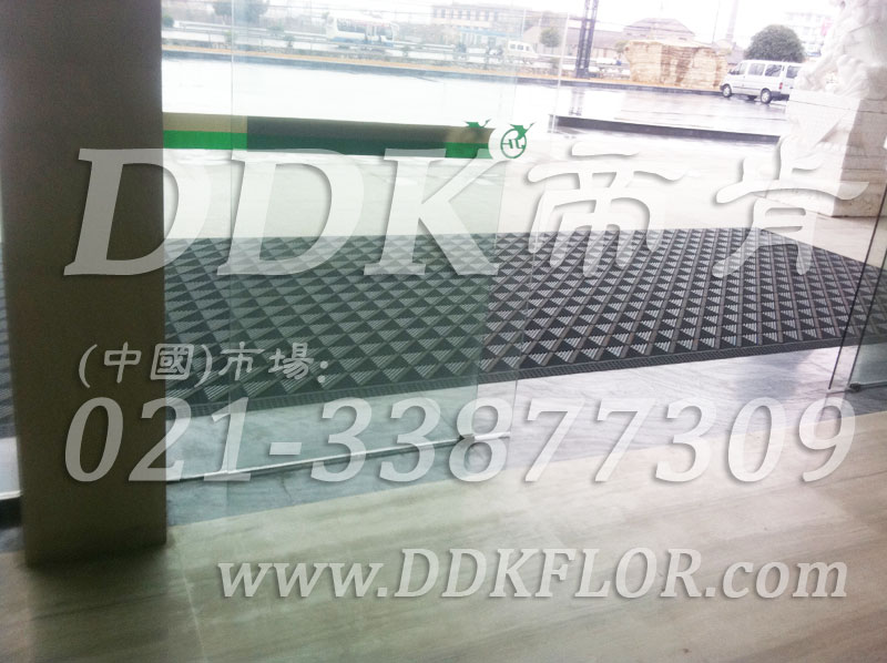 高商用q门脚垫Q?Q_l典商务灰色h囄,帝肯(DDK)_900_9000QLOTO|力拓Q效果图,三合一门口?三合一门垫,刮惔门垫,塑料门垫,大门脚垫,塑胶门垫,嵌入式门?q告门垫,模块拼接式门?胶门垫,脚垫门垫,自动门地?q门地垫,q门脚垫,门前地垫,门前?门前?门前脚垫,门厅地垫,门厅地毯,门厅脚垫,门厅除尘地垫,门口地垫,门口地毯,门口地面除尘?门口脚垫,门口脚踏?门口防尘地垫,门垫地毯,门垫地垫,门垫,门口除尘地垫,门口防滑?门口防滑地胶,门口防滑地垫,门口防尘?门口防尘地毯,防滑门垫,除尘门垫,除雪门垫,防尘门垫,pvc拼接式除垫,三合一防尘地垫,三合一防尘?三合一除尘?入口防尘地垫,刮惔除尘地垫,吸水吸尘地垫,防尘地垫,防尘地毯,防尘地胶?防尘?防尘防污地垫,防尘防滑地垫,除尘地垫,防滑除尘地垫,除尘脚垫,除尘?除尘地胶,除尘地毯,刮惔地垫,入口防水地垫,入口防滑?出入口地?PVC拼接地垫,室外拼接地垫,D地垫,拼接式防滑垫,拼接式地?D地胶,l合式地?模块地垫