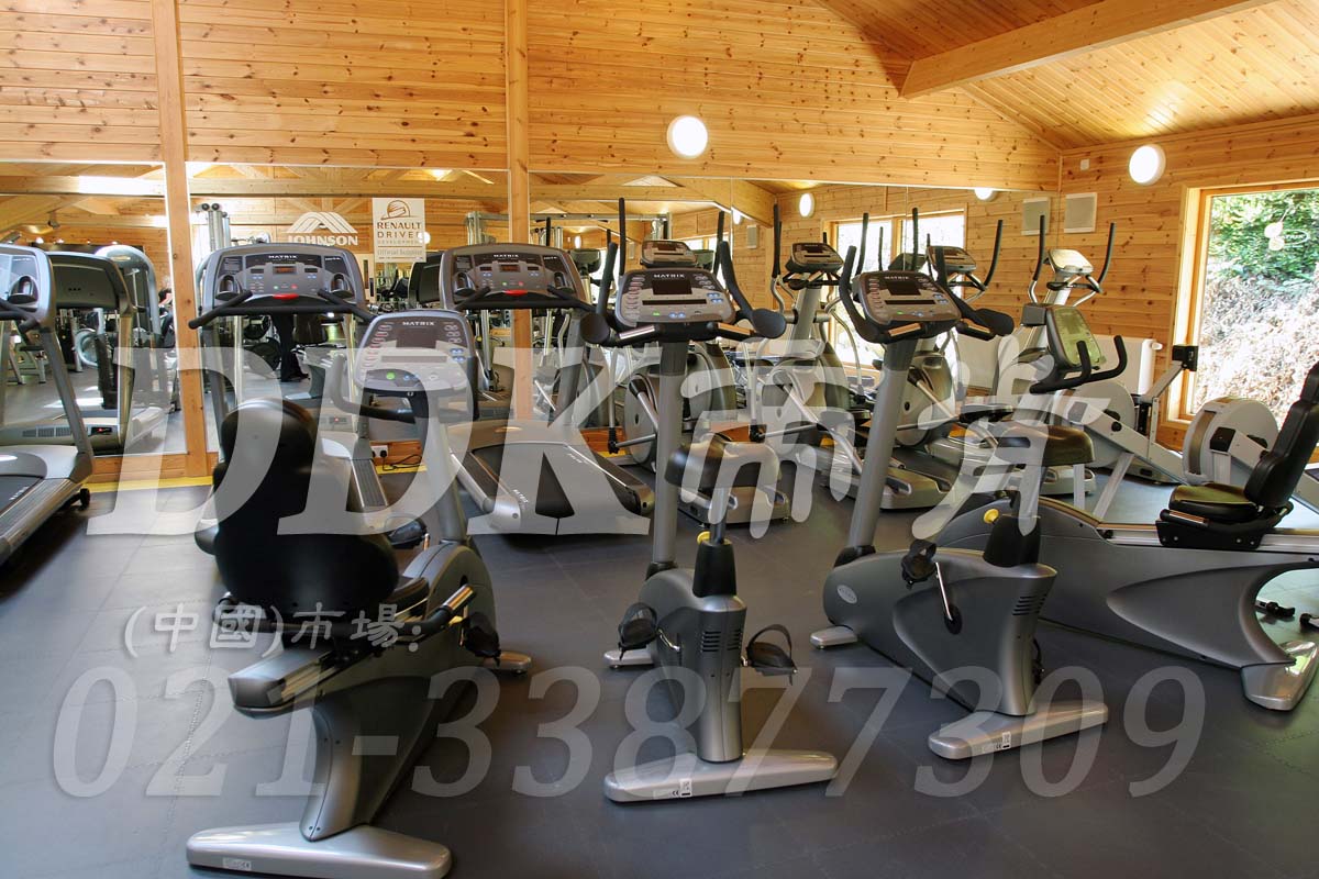 室內健身房運動地面材料（8）_灰色樣板圖片,帝肯(DDK)_2000_3020（健身房地面鋪裝材料）效果圖,健身房pvc塑膠地板,健身房地墊,健身房地板,健身房地板膠,健身房地毯,健身房地膠,健身房橡膠地板,健身房防震地墊,運動地墊,運動地板,運動地膠