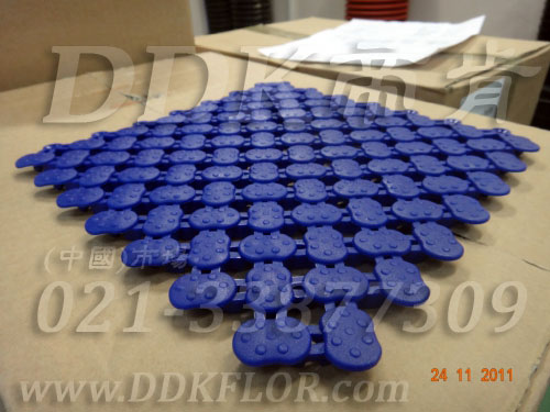 牛津藍色_橢圓表面_互扣式網孔防滑地膠（1）樣板圖片，帝肯(DDK)_8200（ODL|達喜）效果圖，工業用格柵地墊,浴室pvc格柵地板,柵格地墊,排水地墊,pvc防水地墊,塑膠透水地板,衛生間地板隔水墊,衛生間地墊,衛浴防滑墊,衛生間防水地墊,衛生間防滑地墊,衛生間防滑墊,衛生間地膠,漏水地墊,漏水地膠,排水防滑墊,排水地板,疏水墊,疏水板,疏水磚,疏水防滑地墊,疏水防滑墊,耐油耐水地墊,漏水防滑墊,疏水地墊,疏水地毯,疏水地席,浴室防滑疏水磚,透水地墊,透水地板膠墊,透水防滑塑膠地墊,防水地墊,防水地毯,防水地膠墊,防水墊,防水防滑墊,防滑隔水墊,隔水地墊,隔水地板,隔水材料,泄水型地板磚,PVC拼接地墊,塑料拼接地板,拼接式防滑墊,拼接式地墊,拼裝地墊,拼裝地膠,防滑拼墊,泳池地膠,泳池防滑地墊,泳池防滑地毯,洗手間地墊,洗手間防滑地毯,洗手間防滑墊,洗浴防滑墊,洗澡間防滑墊,游泳池地墊,游泳池防滑地膠,游泳池防滑墊,游泳館防滑墊,浴池防滑地墊,浴池防滑墊,浴室防滑地墊,浴室防滑地磚,浴室防滑地膠,浴室防滑墊,浴室地墊,浴室地板,浴室地板磚,浴室地毯,浴室地磚,浴室墊,淋浴房防滑墊