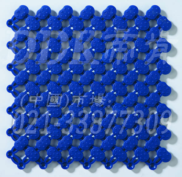 青藍色_橢圓表面_互扣式網孔防滑地膠（8）樣板圖片，帝肯(DDK)_8200（ODL|達喜）效果圖，工業用格柵地墊,浴室pvc格柵地板,柵格地墊,排水地墊,pvc防水地墊,塑膠透水地板,衛生間地板隔水墊,衛生間地墊,衛浴防滑墊,衛生間防水地墊,衛生間防滑地墊,衛生間防滑墊,衛生間地膠,漏水地墊,漏水地膠,排水防滑墊,排水地板,疏水墊,疏水板,疏水磚,疏水防滑地墊,疏水防滑墊,耐油耐水地墊,漏水防滑墊,疏水地墊,疏水地毯,疏水地席,浴室防滑疏水磚,透水地墊,透水地板膠墊,透水防滑塑膠地墊,防水地墊,防水地毯,防水地膠墊,防水墊,防水防滑墊,防滑隔水墊,隔水地墊,隔水地板,隔水材料,泄水型地板磚,PVC拼接地墊,塑料拼接地板,拼接式防滑墊,拼接式地墊,拼裝地墊,拼裝地膠,防滑拼墊,泳池地膠,泳池防滑地墊,泳池防滑地毯,洗手間地墊,洗手間防滑地毯,洗手間防滑墊,洗浴防滑墊,洗澡間防滑墊,游泳池地墊,游泳池防滑地膠,游泳池防滑墊,游泳館防滑墊,浴池防滑地墊,浴池防滑墊,浴室防滑地墊,浴室防滑地磚,浴室防滑地膠,浴室防滑墊,浴室地墊,浴室地板,浴室地板磚,浴室地毯,浴室地磚,浴室墊,淋浴房防滑墊