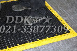 經濟型網孔防油防水防滑地墊_顏色黑色_7mm厚樣板圖片,帝肯(DDK)_8250_9979（車間地面耐油防滑材料）效果圖,塑料防滑網格墊,塑料網格防滑地墊,塑料網格扳,網格塑料墊,網格地墊,網格地板,網格防滑墊,網格塑料地板墊,防滑塑料網格,網孔地墊,室外拼接地墊,拼裝地墊,拼接式地墊,拼接式防滑墊,防滑拼墊,PVC拼接地墊,室外鏤空拼裝地板,漏水防滑墊,漏水地膠,漏水地墊,漏水橡膠墊,透水地墊,防水地墊,防水地毯,防水墊,防水地膠墊,防水防滑墊,隔水地墊,隔水地板,隔水材料,耐油耐水地墊,疏水墊,疏水性材料,疏水磚,疏水防滑地墊,疏水防滑墊,疏水板,塑料膠墊,pvc防水地墊,z字型疏水墊,衛生間防水地墊,衛生間防水墊,衛生間地板隔水墊,排水地墊,排水地板,排水防滑墊,泄水型地板磚,透水防滑塑膠地墊,防滑隔水墊,防潮地墊,pvc防滑地膠,PVC防滑墊,pvc地墊,pvc地膠