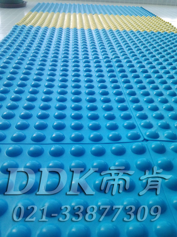 水藍顏色加黃色組合_凸起防滑表面_泳池安全防滑地毯樣板圖片,帝肯(DDK)_1500_339（有泳池防滑處理材料）效果圖，泳池地膠,泳池防滑地墊,泳池防滑地毯,游泳池地墊,游泳池防滑地膠,游泳池防滑墊,游泳館防滑墊,更衣間防滑地墊,洗手間地墊,洗手間防滑地毯,洗手間防滑墊,洗浴防滑墊,洗澡間防滑墊,公共衛生間塑料地毯,衛浴防滑墊,衛生間地墊,衛生間地膠,衛生間防水地墊,衛生間防水墊,衛生間防滑地毯,衛生間防滑墊,衛生間防滑地磚,衛生間塑料地板,浴室地墊,浴室地膠,浴室墊,浴室防滑地墊,浴室防滑地板,浴室防滑地磚,浴室防滑地膠,浴室防滑墊,浴室地毯,浴室地磚,浴室地板磚,浴室地板,淋浴房防滑墊,浴池防滑地墊,浴池防滑墊,浴室防滑疏水磚