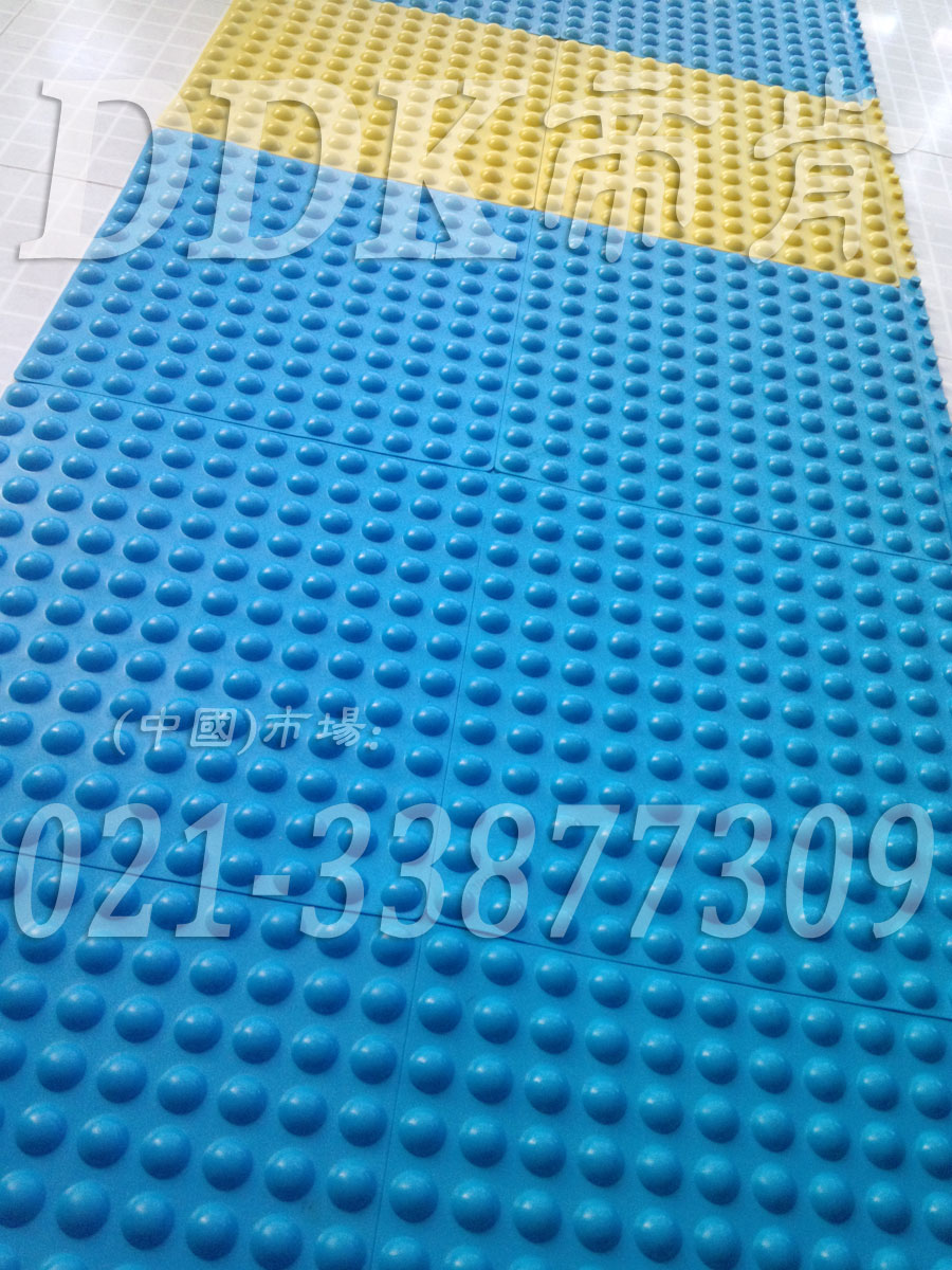 表面圓點防滑按摩地毯_新型自拼式_浴室衣帽間泳池地面防滑毯樣板圖片,帝肯(DDK)_1500_339（有泳池防滑處理材料）效果圖，泳池地膠,泳池防滑地墊,泳池防滑地毯,游泳池地墊,游泳池防滑地膠,游泳池防滑墊,游泳館防滑墊,更衣間防滑地墊,洗手間地墊,洗手間防滑地毯,洗手間防滑墊,洗浴防滑墊,洗澡間防滑墊,公共衛生間塑料地毯,衛浴防滑墊,衛生間地墊,衛生間地膠,衛生間防水地墊,衛生間防水墊,衛生間防滑地毯,衛生間防滑墊,衛生間防滑地磚,衛生間塑料地板,浴室地墊,浴室地膠,浴室墊,浴室防滑地墊,浴室防滑地板,浴室防滑地磚,浴室防滑地膠,浴室防滑墊,浴室地毯,浴室地磚,浴室地板磚,浴室地板,淋浴房防滑墊,浴池防滑地墊,浴池防滑墊,浴室防滑疏水磚
