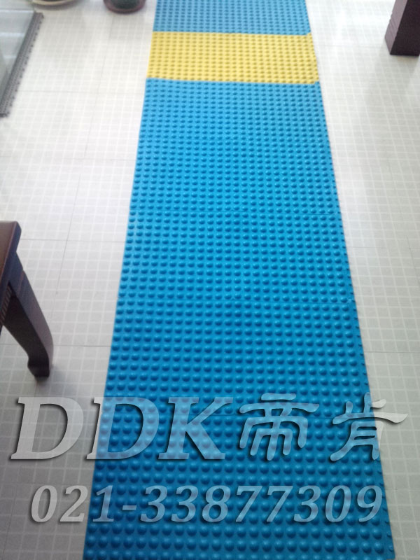 可拼接型圓形凸點防滑表面_適于浴室泳池及更一間地面通道防滑地毯樣板圖片,帝肯(DDK)_1500_339（有泳池防滑處理材料）效果圖，泳池地膠,泳池防滑地墊,泳池防滑地毯,游泳池地墊,游泳池防滑地膠,游泳池防滑墊,游泳館防滑墊,更衣間防滑地墊,洗手間地墊,洗手間防滑地毯,洗手間防滑墊,洗浴防滑墊,洗澡間防滑墊,公共衛生間塑料地毯,衛浴防滑墊,衛生間地墊,衛生間地膠,衛生間防水地墊,衛生間防水墊,衛生間防滑地毯,衛生間防滑墊,衛生間防滑地磚,衛生間塑料地板,浴室地墊,浴室地膠,浴室墊,浴室防滑地墊,浴室防滑地板,浴室防滑地磚,浴室防滑地膠,浴室防滑墊,浴室地毯,浴室地磚,浴室地板磚,浴室地板,淋浴房防滑墊,浴池防滑地墊,浴池防滑墊,浴室防滑疏水磚