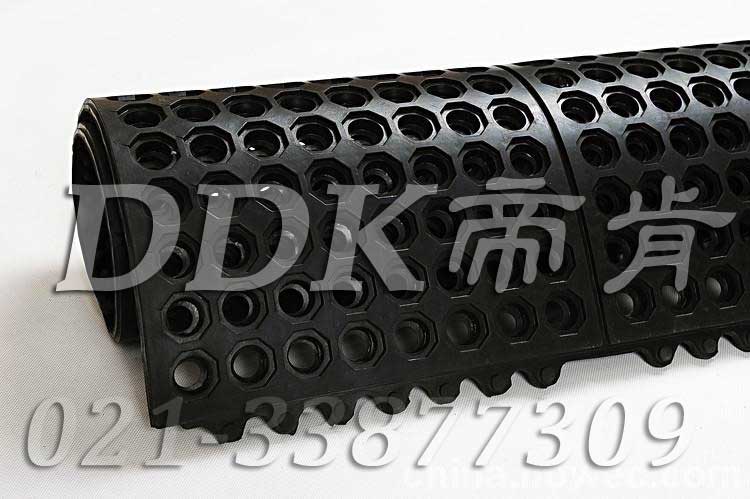 黑色有孔防滑疏水防震防護膠墊樣板圖片，帝肯(DDK)_4800_MD900X900（Rmaid900X900|樂美達）效果圖，減震橡膠墊,多孔橡膠墊,安全橡膠地墊,工廠用橡膠地墊,橡膠地毯,橡膠彈性地墊,橡膠腳墊,橡膠防滑地墊,橡膠防滑墊,漏水橡膠墊,耐油工業橡膠墊,耐油橡膠地墊,耐油橡膠墊,船用橡膠墊,船用橡膠防滑墊,車間橡膠墊,防滑橡膠地墊,防滑橡膠墊,預制型橡膠卷材,衛生間防水墊,衛生間防水地墊,廚房疏水材料,衛生間地板隔水墊,室外防滑透水墊,排水地墊,漏水地墊,漏水地膠,泄水型地板磚,疏水墊,疏水性材料,疏水型抗疲勞地墊,疏水地膠,疏水地毯,疏水地席,疏水地墊,疏水磚,疏水防滑地墊,透水地墊,防水地墊,防滑隔水墊,防水防滑墊,防水墊,防水地膠墊,防水地毯,隔水地墊,隔水材料,茶水間防滑地墊,排水防滑墊,多孔防滑地墊,帶孔防滑墊,網孔地墊,戶外網狀橡膠墊,網格地墊,網格防滑墊,網狀防滑墊,網眼防滑