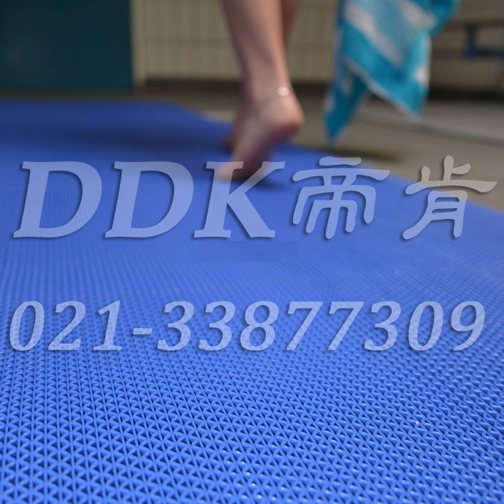泳池及洗浴地面用網狀疏水防滑藍色地毯樣板圖片,帝肯(DDK)_1800_339（游泳館地面防滑卷材）效果圖，泳池地膠,泳池防滑地墊,泳池防滑地毯,洗手間防滑地毯,洗浴防滑墊,洗手間防滑墊,洗手間地墊,洗澡間防滑墊,浴室地墊,浴室地毯,浴室地膠,浴室墊,浴室防滑地墊,浴室防滑地膠,浴室防滑墊,浴室防滑疏水磚,浴池防滑地墊,浴池防滑墊,消毒地墊,游泳池地墊,淋浴房防滑墊,游泳池防滑地膠,游泳池防滑墊,游泳館防滑墊,疏水地毯,疏水地膠,疏水地墊,疏水地席,疏水墊,疏水性材料,疏水防滑地墊,疏水防滑墊,網孔地墊,網格地墊,網格防滑墊,網狀地毯,網狀防滑墊,網眼防滑,麗美墊,s形防滑墊,s形防滑地墊,s紋型防滑墊,z字型疏水墊,鏤空地膠,塑料防滑網格墊,塑料網格防滑地墊,帶孔防滑墊,多孔防滑地墊,pvc防水地墊,衛生間防水地墊,衛生間防水墊,透水地墊,透水防滑塑膠地墊,防水地毯,防水墊,防水防滑墊,防滑隔水墊,防水地膠墊,隔水地墊,隔水材料,隔水地板,防水地墊,柵格地墊