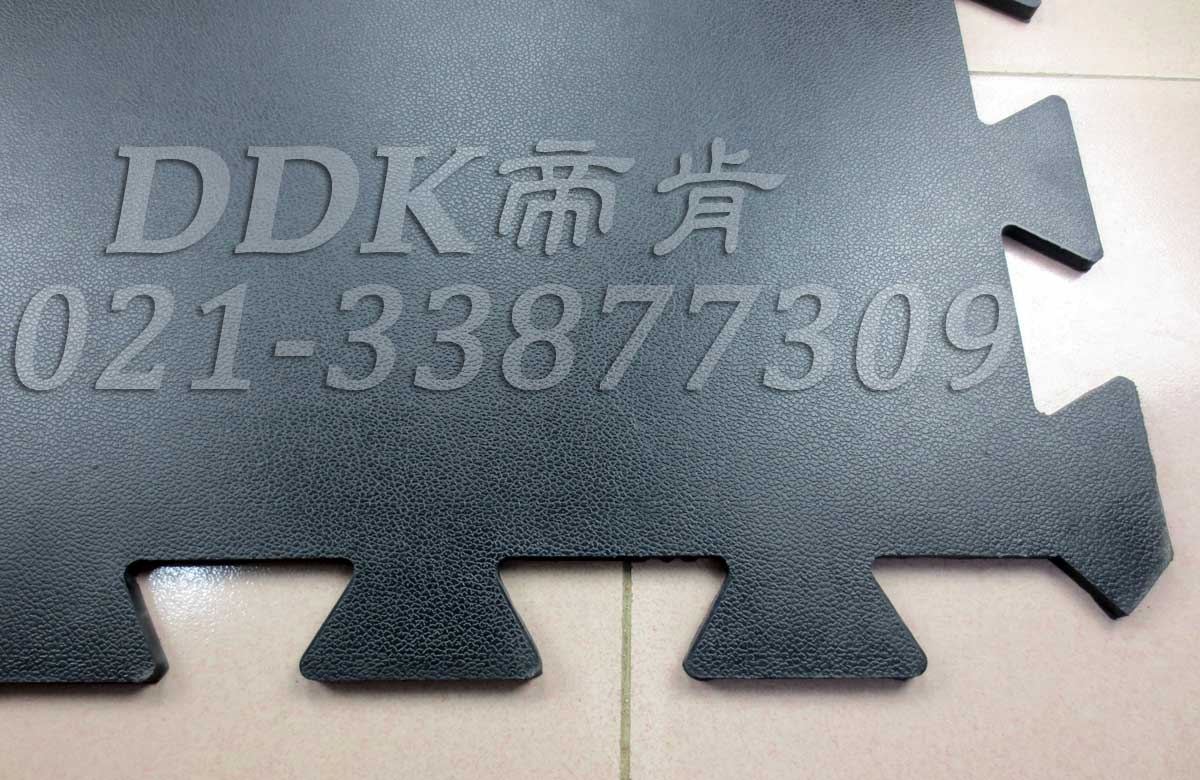 皮紋防滑表面_黑色_工業地面抗壓耐磨防護地板材料樣板圖片,帝肯(DDK)_4100（Honda|宏達）效果圖，抗壓地墊,抗壓地板,耐壓地板,耐壓耐磨地毯,耐重壓地墊,耐重壓地板,膠墊,腳墊,工業地板磚,車間地板磚,維修車間地板,車間地板防護墊,pvc工業地板,工業地板,工業地墊,工業地坪,工業地膠,工業地磚,工業地板膠,工廠地墊,工廠地板,工廠地板膠,工廠地毯,工廠腳墊,工業防滑墊,工廠用橡膠地墊,汽車維修車間用地板,車間地板,車間橡膠地板,車間橡膠墊,車間用地板膠,車間防滑地墊,車間防滑墊,車間防砸地板,軟質地板,車間pvc地板,車間地坪,車間地墊,車間塑膠地板,車間地面膠皮,車間地膠墊,車間地毯,安全地膠,安全墊,安全橡膠地墊,安全防滑墊,耐磨地板,耐磨地墊,耐磨地膠,耐磨防滑地板,樹皮紋,蛇皮紋