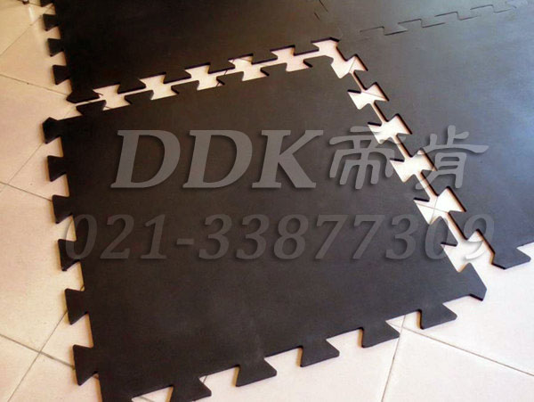 大尺幅拼裝式_黑色_耐久型防護抗壓地板材料樣板圖片,帝肯(DDK)_4100（Honda|宏達）效果圖，抗壓地墊,抗壓地板,耐壓地板,耐壓耐磨地毯,耐重壓地墊,耐重壓地板,膠墊,腳墊,工業地板磚,車間地板磚,維修車間地板,車間地板防護墊,pvc工業地板,工業地板,工業地墊,工業地坪,工業地膠,工業地磚,工業地板膠,工廠地墊,工廠地板,工廠地板膠,工廠地毯,工廠腳墊,工業防滑墊,工廠用橡膠地墊,汽車維修車間用地板,車間地板,車間橡膠地板,車間橡膠墊,車間用地板膠,車間防滑地墊,車間防滑墊,車間防砸地板,軟質地板,車間pvc地板,車間地坪,車間地墊,車間塑膠地板,車間地面膠皮,車間地膠墊,車間地毯,安全地膠,安全墊,安全橡膠地墊,安全防滑墊,耐磨地板,耐磨地墊,耐磨地膠,耐磨防滑地板,樹皮紋,蛇皮紋