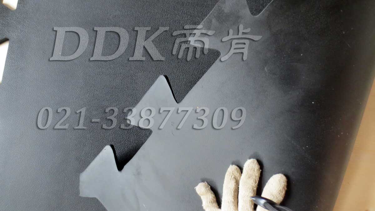 10mm厚_高韌性耐壓防滑防砸地面防護地板材料樣板圖片,帝肯(DDK)_4100（Honda|宏達）效果圖，抗壓地墊,抗壓地板,耐壓地板,耐壓耐磨地毯,耐重壓地墊,耐重壓地板,膠墊,腳墊,工業地板磚,車間地板磚,維修車間地板,車間地板防護墊,pvc工業地板,工業地板,工業地墊,工業地坪,工業地膠,工業地磚,工業地板膠,工廠地墊,工廠地板,工廠地板膠,工廠地毯,工廠腳墊,工業防滑墊,工廠用橡膠地墊,汽車維修車間用地板,車間地板,車間橡膠地板,車間橡膠墊,車間用地板膠,車間防滑地墊,車間防滑墊,車間防砸地板,軟質地板,車間pvc地板,車間地坪,車間地墊,車間塑膠地板,車間地面膠皮,車間地膠墊,車間地毯,安全地膠,安全墊,安全橡膠地墊,安全防滑墊,耐磨地板,耐磨地墊,耐磨地膠,耐磨防滑地板,樹皮紋,蛇皮紋