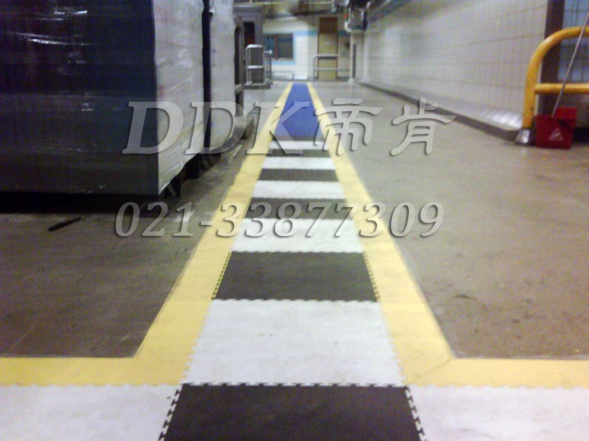 渤海裝備制造公司第一機械廠某車間水泥地面通道防滑鋪設現場圖例_黑白相間醒目走道地板樣板圖片,帝肯(DDK)_2000_9200（廠房通道地板防護材料）效果圖，地面保護墊