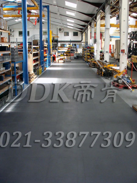 龐巴迪牽引系統有限公司某廠區地板鋪裝地面耐磨材料現場圖例_灰色通道地毯樣板圖片,帝肯(DDK)_ST800（Standard|標普）效果圖，安全通道用地板,工業走道地墊,工廠走道地墊,走道墊,走道地墊,過道防滑墊,通道防滑墊,過道地墊,過道地毯,通道地毯,工廠地板,工業防滑地板,工業pvc地板,工廠車間地板革,工廠用塑料地板,車間地板磚,車間用地板膠,車間地板,車間塑膠地板,車間橡膠地板,工廠車間地膠,工廠車間地坪保護地板,工廠地板膠,抗壓地板,拼接地板,模塊地板,地板膠,塑料拼裝地板,工業地板膠,工業地板磚,工業地板,廠房塑膠地板,廠房地板材料,pvc地板磚,pvc工業地板,pvc地板膠,pvc塑膠地板