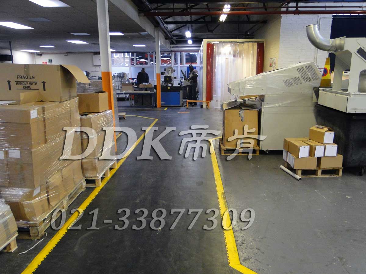 約翰迪爾工程機械工廠某廠房通道地面鋪裝地板現場圖例_深灰色表面加黃色警示邊的通道重型地板樣板圖片,帝肯(DDK)_2000_9200（廠房通道地板防護材料）效果圖，安全通道用地板,工業走道地墊,工廠走道地墊,走道墊,走道地墊,過道防滑墊,通道防滑墊,過道地墊,過道地毯,通道地毯,工廠地板,工業防滑地板,工業pvc地板,工廠車間地板革,工廠用塑料地板,車間地板磚,車間用地板膠,車間地板,車間塑膠地板,車間橡膠地板,工廠車間地膠,工廠車間地坪保護地板,工廠地板膠,抗壓地板,拼接地板,模塊地板,地板膠,塑料拼裝地板,工業地板膠,工業地板磚,工業地板,廠房塑膠地板,廠房地板材料,pvc地板磚,pvc工業地板,pvc地板膠,pvc塑膠地板