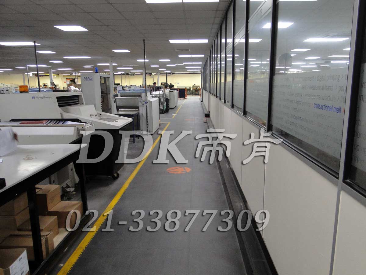 MAG工廠機床廠房通道地面鋪裝地板現場圖例_全深灰色表面加黃色警示邊的通道pvc地板膠樣板圖片,帝肯(DDK)_2000_9200（廠房通道地板防護材料）效果圖，安全通道用地板,工業走道地墊,工廠走道地墊,走道墊,走道地墊,過道防滑墊,通道防滑墊,過道地墊,過道地毯,通道地毯,工廠地板,工業防滑地板,工業pvc地板,工廠車間地板革,工廠用塑料地板,車間地板磚,車間用地板膠,車間地板,車間塑膠地板,車間橡膠地板,工廠車間地膠,工廠車間地坪保護地板,工廠地板膠,抗壓地板,拼接地板,模塊地板,地板膠,塑料拼裝地板,工業地板膠,工業地板磚,工業地板,廠房塑膠地板,廠房地板材料,pvc地板磚,pvc工業地板,pvc地板膠,pvc塑膠地板