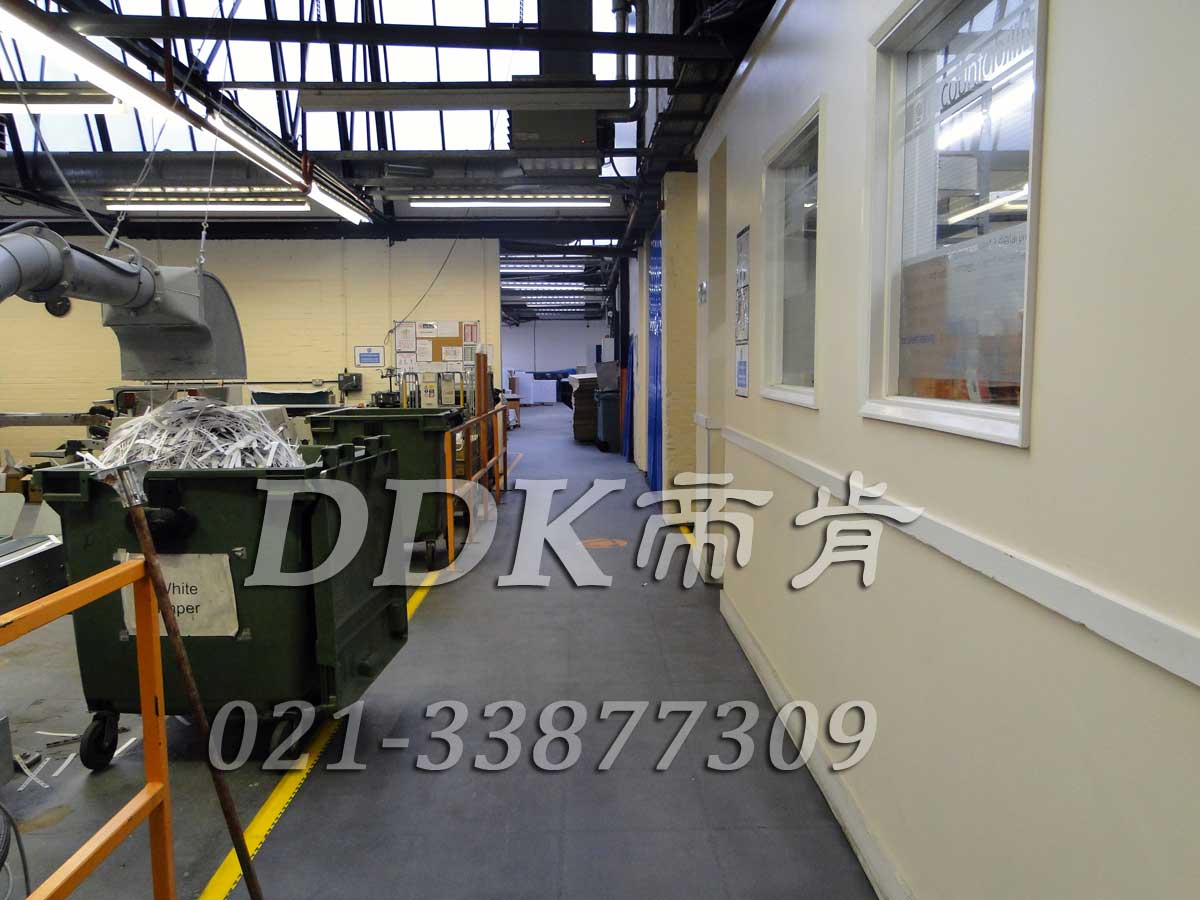 曼透平有限公司某車間通道地面鋪裝地板現場圖例_全深灰色表面加黃色警示邊的通道廠房地膠樣板圖片,帝肯(DDK)_2000_9200（廠房通道地板防護材料）效果圖，安全通道用地板,工業走道地墊,工廠走道地墊,走道墊,走道地墊,過道防滑墊,通道防滑墊,過道地墊,過道地毯,通道地毯,工廠地板,工業防滑地板,工業pvc地板,工廠車間地板革,工廠用塑料地板,車間地板磚,車間用地板膠,車間地板,車間塑膠地板,車間橡膠地板,工廠車間地膠,工廠車間地坪保護地板,工廠地板膠,抗壓地板,拼接地板,模塊地板,地板膠,塑料拼裝地板,工業地板膠,工業地板磚,工業地板,廠房塑膠地板,廠房地板材料,pvc地板磚,pvc工業地板,pvc地板膠,pvc塑膠地板