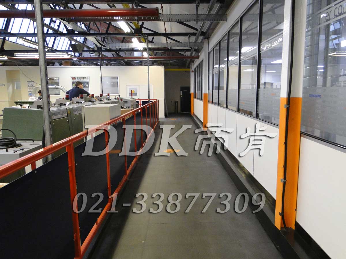 曼公司某工廠車間走廊地面鋪裝地板現場圖例_快裝型全深灰色表面通道用廠房塑膠地板樣板圖片,帝肯(DDK)_2000_9200（廠房通道地板防護材料）效果圖，安全通道用地板,工業走道地墊,工廠走道地墊,走道墊,走道地墊,過道防滑墊,通道防滑墊,過道地墊,過道地毯,通道地毯,工廠地板,工業防滑地板,工業pvc地板,工廠車間地板革,工廠用塑料地板,車間地板磚,車間用地板膠,車間地板,車間塑膠地板,車間橡膠地板,工廠車間地膠,工廠車間地坪保護地板,工廠地板膠,抗壓地板,拼接地板,模塊地板,地板膠,塑料拼裝地板,工業地板膠,工業地板磚,工業地板,廠房塑膠地板,廠房地板材料,pvc地板磚,pvc工業地板,pvc地板膠,pvc塑膠地板