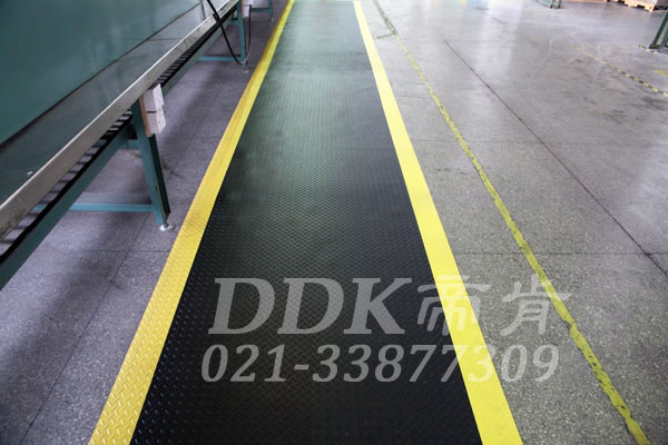 廠房大理石地面通道防滑鋪設用工業地毯現場圖例_提供定制加工生產帶黃色警示邊的工業通道防滑地毯樣板圖片,帝肯(DDK)_HD220（Duxton|皇爵）效果圖，流水線地墊,流水線防滑墊,pvc防滑卷材,塑料防滑地毯,工業防滑地毯,橡膠防滑地毯,防滑地毯,pvc防滑地毯,pvc塑料地毯,通道地毯,防滑塑料毯