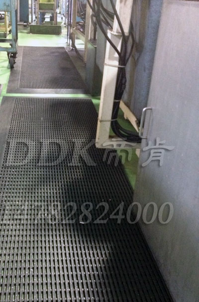 水泥地上耐油防滑網格地毯_黑色樣板圖片,帝肯(DDK)_1900_9979（工業地面鋪地材料）效果圖，塑料網格防滑地墊,網狀地毯,網狀防滑墊,網格防滑墊,網眼防滑,防滑塑料網格