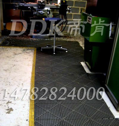 【工業腳踏墊地毯】生產現場使用工業地毯腳踏墊樣板圖片,帝肯(DDK)_8800_9979（工業廠房腳墊材料）效果圖,安全地墊,工廠車間地膠,車間地膠墊,車間地毯,車間地貼,車間塑料防滑墊,車間橡膠墊,車間防滑地墊,車間防滑墊,工業地墊,工業地膠,工業用格柵地墊,工業耐油地墊,工業腳墊,工業防滑地墊,工業地毯,工業防滑墊,工廠地墊,工廠地毯,工廠腳墊,工廠防滑地墊,工廠防滑墊,工業防滑地毯,耐油工業橡膠墊,廠房防滑地膠