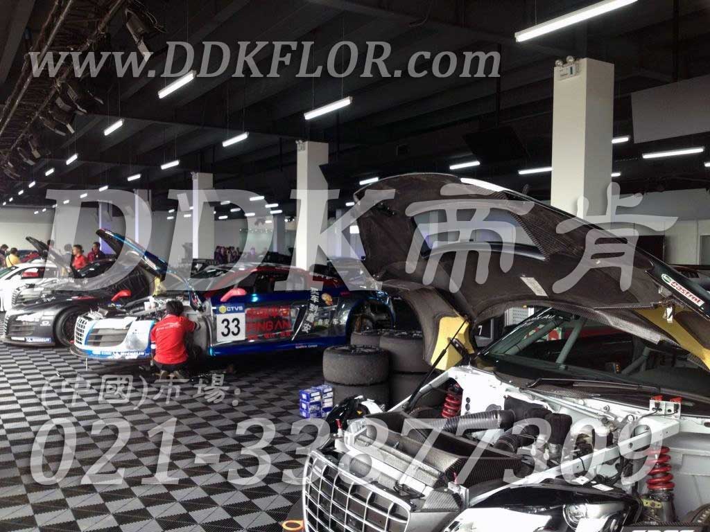 深灰色汽車修理間拼裝地板樣板圖片,帝肯(DDK)_8100_6008（賽車P房帳篷地板）效果圖，汽車維修車間用地板,維修車間地板
