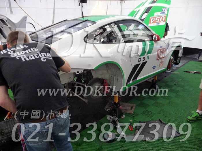 20綠色定制款賽車維修間地面拼裝地板樣板圖片,帝肯(DDK)_8100_6008（賽車P房帳篷地板）效果圖，帳篷地膠