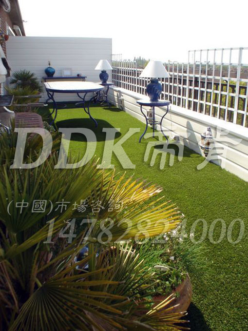 【室外陽臺鋪塑料草坪好嗎】室外陽臺專用塑料草坪介紹樣板圖片,帝肯(DDK)_6200（Green|歌林）效果圖，戶外塑料草坪,戶外草坪地墊,仿真草坪,露臺草坪,露臺地面裝修,室外露臺裝修,別墅陽臺裝修,室外陽臺地板,陽臺裝修,陽臺地磚裝修,別墅陽臺地板
