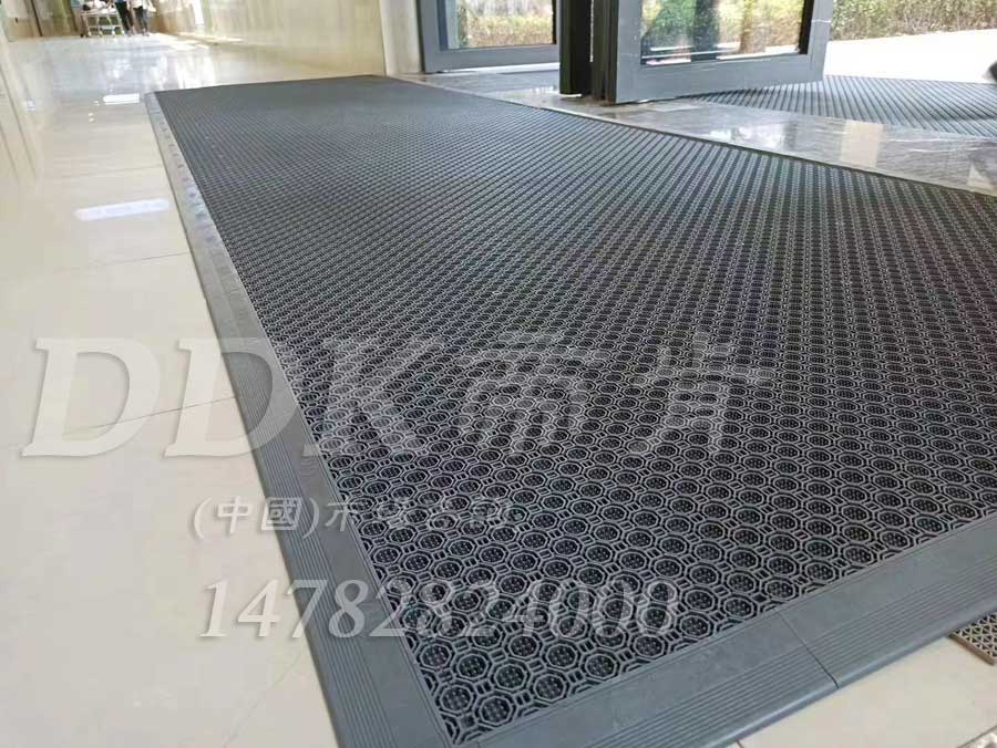 模塊刮砂出入口地毯 防滑防雨疏水PVC地墊20*20cm/塊 室外漏孔塑料橡膠墊，三合一模塊地墊,三合一門墊,三合一防塵地墊,三合一防滑墊,三合一除塵墊,三合一地架,三合一門口毯,三合一防塵墊,模塊地墊,模塊地板,模塊拼接式門墊,組合式地墊,pvc拼接式除塵墊,入口防塵地墊,刮泥除塵地墊,吸塵地毯,門口防塵墊,門廳除塵地墊,門口防塵地墊,防塵門墊,門墊地墊,門墊地毯,防塵防污地墊,防塵防滑地墊,門口腳踏墊,門前腳墊,門廳腳墊,門前地墊,門前墊,門前毯,門廳地墊,門廳地毯,門口地墊,門口地毯,門口地面除塵刷,門口腳墊,門墊,防水地墊,防塵地墊,防塵地毯,防塵地膠墊,除塵地墊,除塵地膠,防滑除塵地墊,除塵墊,除塵地毯,除塵腳墊,除塵門墊,除雨雪地墊,除雪門墊,隔水地墊,隔水材料,隔水地板,pvc戶外地板,塑料戶外地板,室外地墊,室外地板膠,室外地毯,室外地板革,室外地膠,室外塑料地毯,室外防水地板,室外防滑地墊,室外防滑地毯,室外防滑墊,戶外地膠,戶外地磚,戶外塑膠地毯,戶外地墊,戶外地板,戶外地毯,戶外草坪地墊,多孔防滑地墊,帶孔防滑墊,網孔地墊,pp防滑墊,戶外網狀橡膠墊,網格地墊,網格防滑墊,網狀防滑墊,網球場地板,網眼防滑,耐磨抗壓防滑膠墊,耐磨塑料草坪毯,綠草地墊,草坪門墊,草坪地毯,疏水地墊,疏水地席,疏水地毯,疏水地膠,疏水墊,疏水性材料,漏水防滑墊,漏水地墊,漏水橡膠墊,洗手間防滑墊,洗手間地墊,洗手間防滑地毯,洗澡間防滑墊,衛生間防滑墊,衛生間防水地墊,衛生間防水墊,衛生間防滑地墊,衛生間防滑地毯