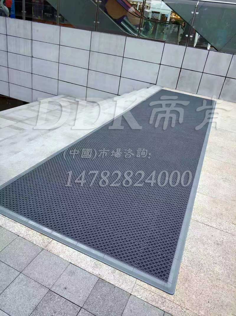 室外臺階防滑墊 大理石地面防滑防水地毯 200*200mm拼裝 灰色塑料橡膠地墊 ，臺階地膠,臺階防滑地墊,臺階防滑貼條,疏水墊,疏水性材料,疏水板,疏水磚,疏水防滑地墊,疏水地墊,疏水地席,疏水地毯,疏水地膠,疏水防滑墊,鏤空地膠,鏤空防滑地墊,室外防水地板,室外地毯,室外地墊,室外地板膠,室外防滑地墊,室外防滑地毯,室外防滑墊,室外防滑透水墊,小便池地墊,戶外地墊,戶外地板,戶外地毯,戶外防滑墊,入口防水地墊